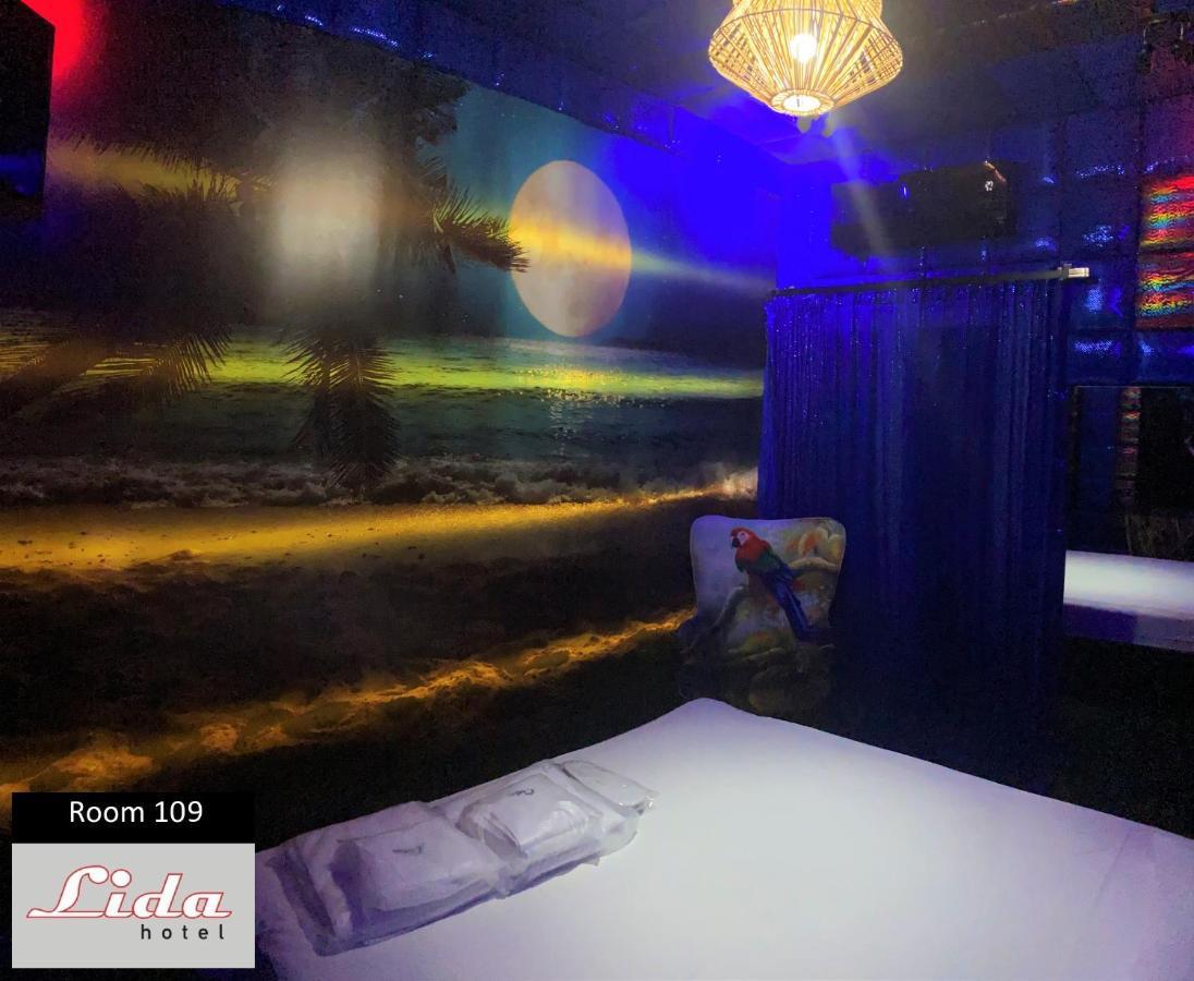 Deluxe Double Room Shower