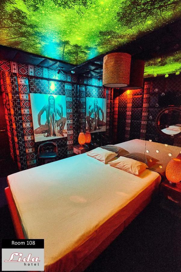 Deluxe Double Room Shower